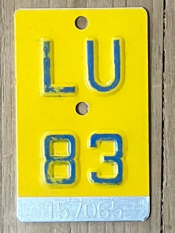 Insegne: LU 83 - MOFANUMMER - TÖFFLINUMMER - PLAQUE DE MOFA - LU 83 – Usato da Basel venduto da lagavulin02