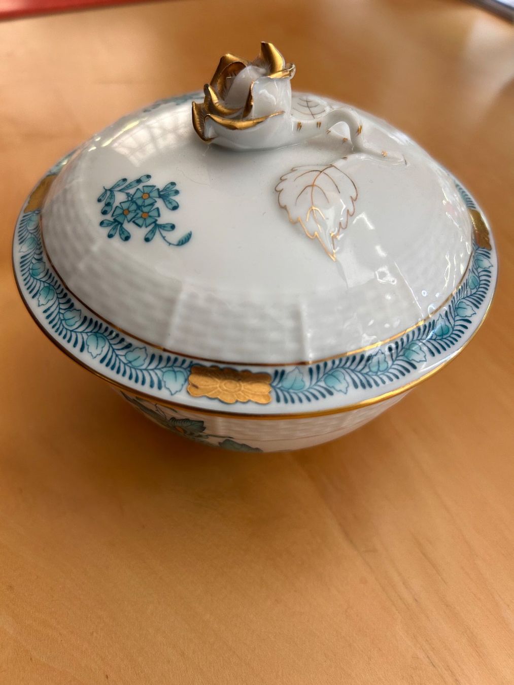Herend Zuckerdosen: Herend Dose mit Rose und Gold handbemalt – Gebraucht aus Gais von Jelisandie