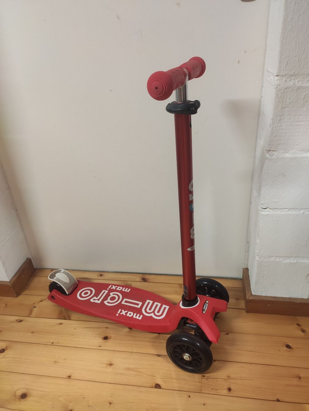 Micro Fahrzeuge für Kinder: Micro Maxi Deluxe Tretroller – Gebraucht aus Zumikon von circulate
