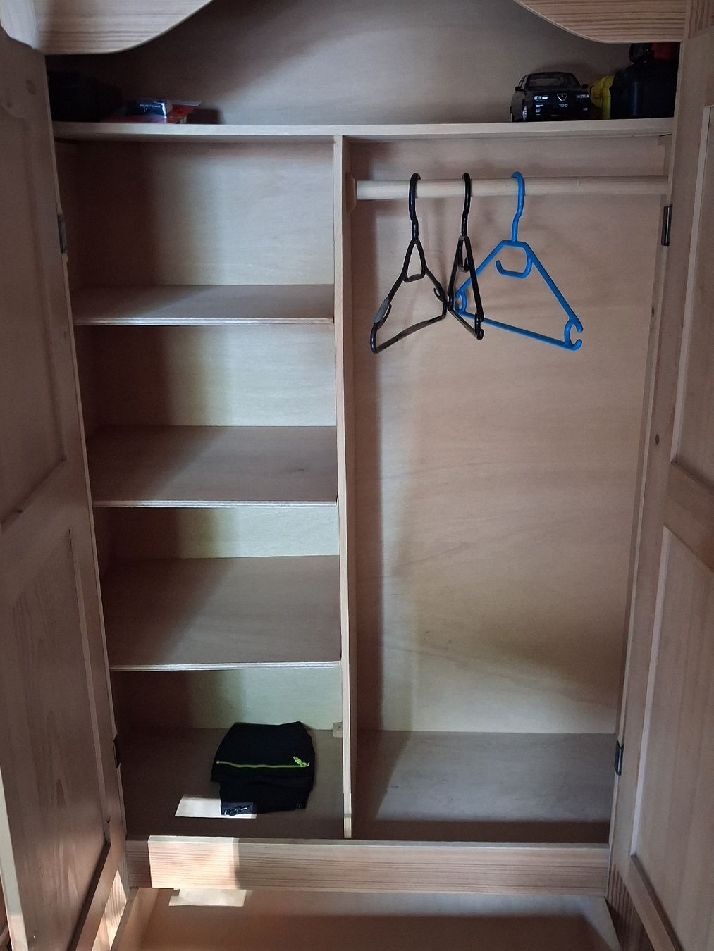 Armadi: Holz Schrank – Usato da triesenberg venduto da ginoblue 1