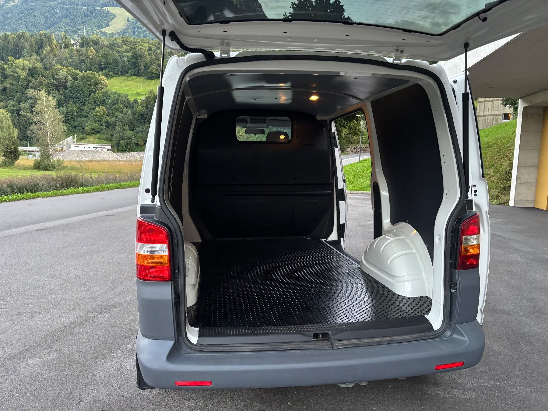 Véhicules utilitaires: VW T5 2.5 TDI 4x4 – D'occasion à Brunnen par Outdooro_Schweiz 8