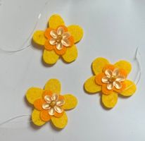 5 Filzblumen mit Perle zum Hängen, gelb