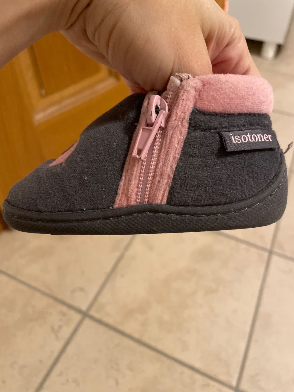 Scarpe per ragazzi: Vendo pantofoline usate per bambina, numero 20 – Usato da Brione s. Minusio venduto da Je_Jey 1
