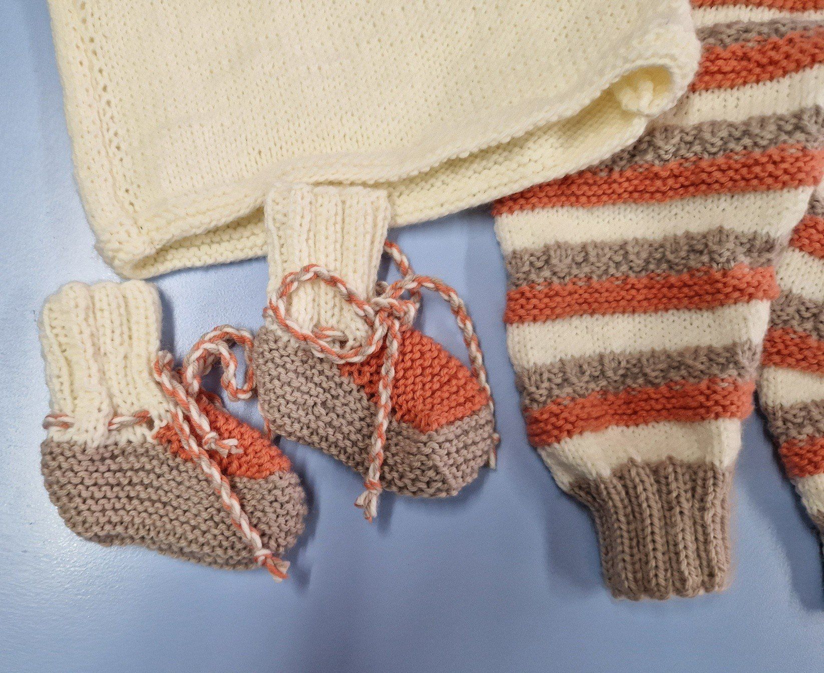 Lotti di vestiti: Ensemble tricoté MAIN 3-6 mois UNIQUE – Nuovo e nell'imballaggio originale da St-Imier venduto da goodber 4