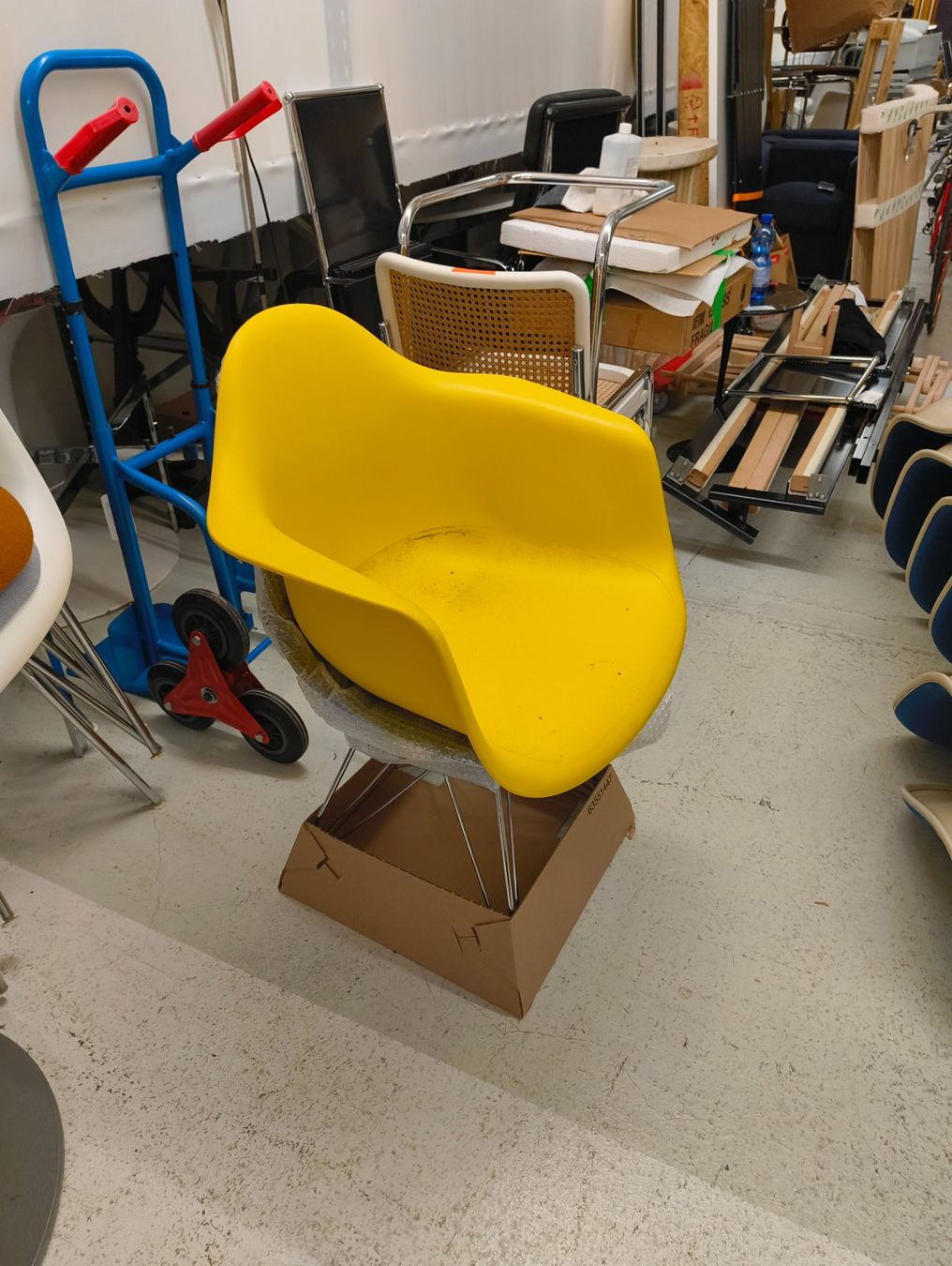 Vitra Sedie: Vitra Eames Armchair Schale – Usato da Zürich venduto da AntonBortis 1