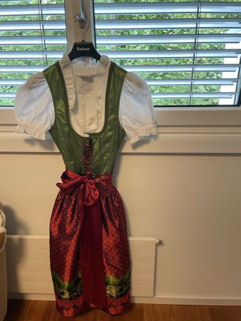 Grünes Dirndel mit bordeauroter Schürze