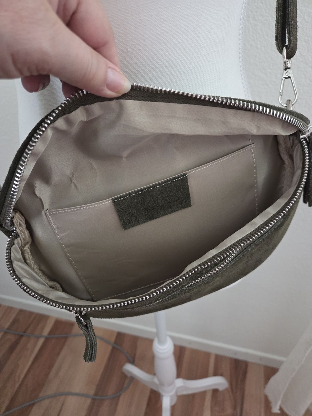 Borse da donna: Tasche Damen Wildleder Olive Grösse Universal neu – Nuovo e nell'imballaggio originale da Hittnau venduto da SirKahn 2