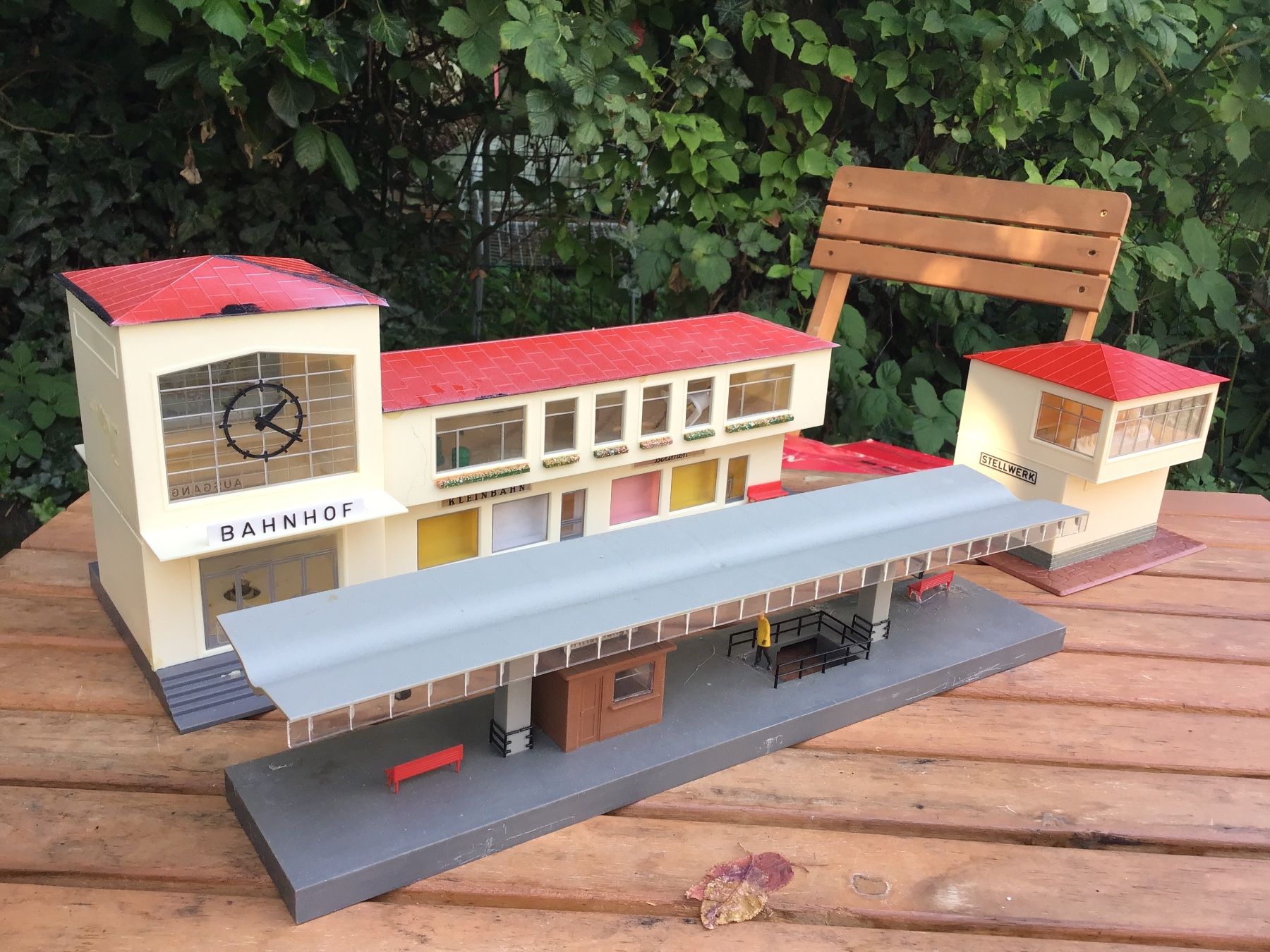 Kleinbahn Modellini di ferrovie: Modell Eisenbahn Bahnhof mit Stellwerk, Kleinbahn – Usato da Männedorf venduto da Spezial-Modelle 1
