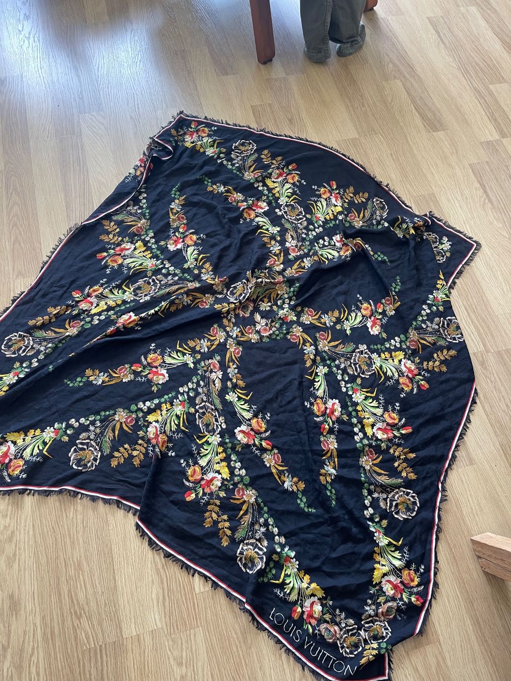 Louis Vuitton Foulard & Sciarpe: Louis Vuitton Seidenschal, Blumenmuster – Usato da Horgen venduto da Sol-verde 3