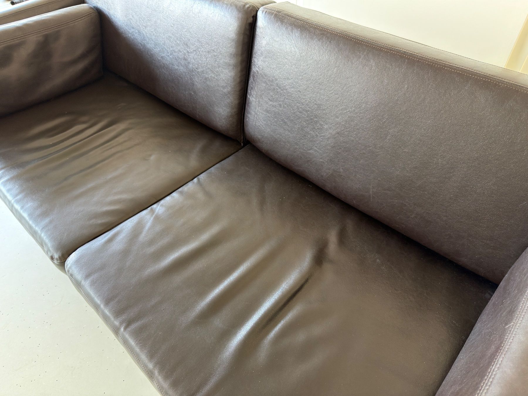 Sofas: Canapé en cuir véritable – D'occasion à Le Lignon par EAS 4