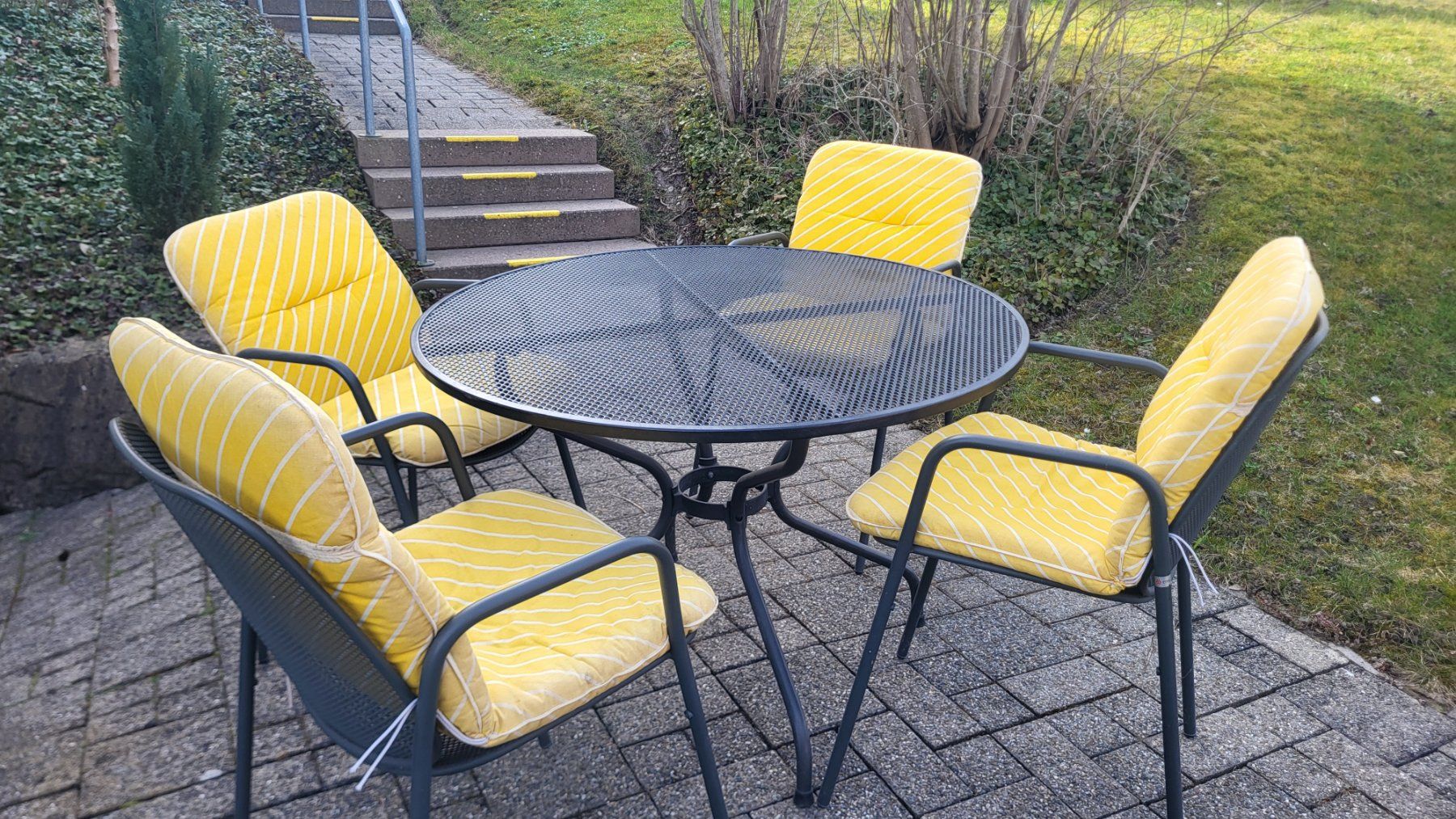 Gartenmöbel-Set mit Tisch und 4 Stühlen inkl. Polster (Gebraucht) in Oberrieden für CHF 100 – nur Abholung auf Ricardo kaufen