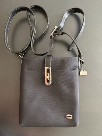 Sac à bandoulière La Bagagerie noir - parfait pour l'été! *