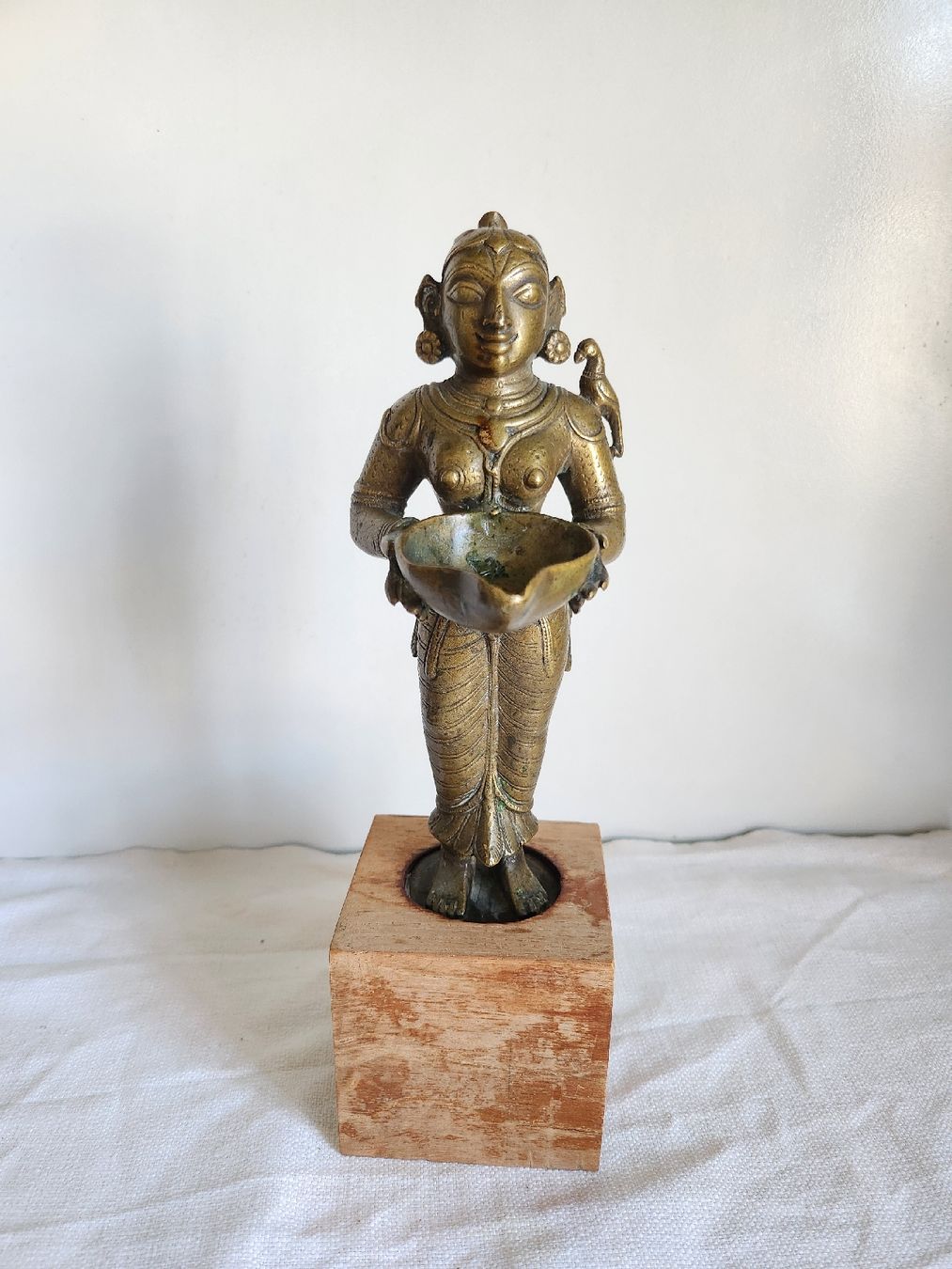 Statuette: Alte indische Tempeldienerin Devata Figur mit Räucherschale – Usato da Zürich venduto da BAENZERINO