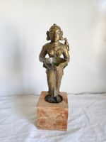 Alte indische Tempeldienerin Devata Figur mit Räucherschale