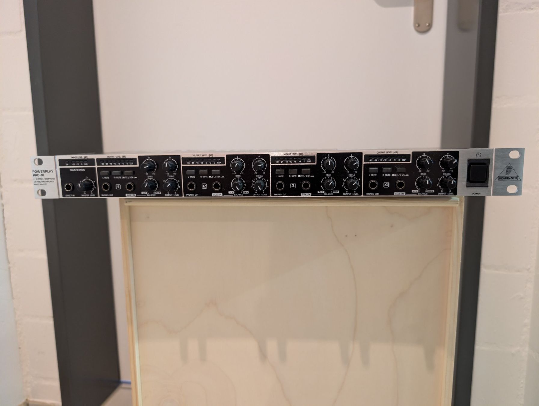 Behringer Strumenti musicali: Behringer 4-Channel Headphone Distribution Amplifier HA4700 – Usato da Ennetbürgen venduto da theosophie 1