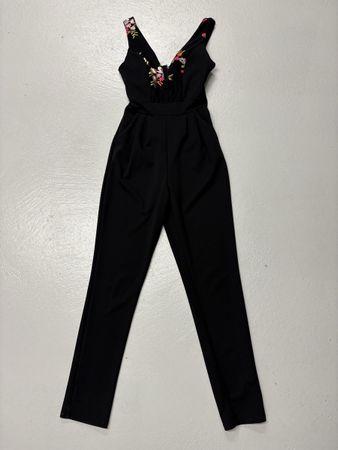 Wal G Schwarzer Jumpsuit Gr. XS mit Blumenmuster Stickerei