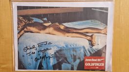 Shirley Eaton, Original Autogramm auf Grossfoto in Farbe