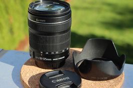 Canon EF-S 18-135mm f/3.5-5.6 IS STM mit Gegenlichtblende