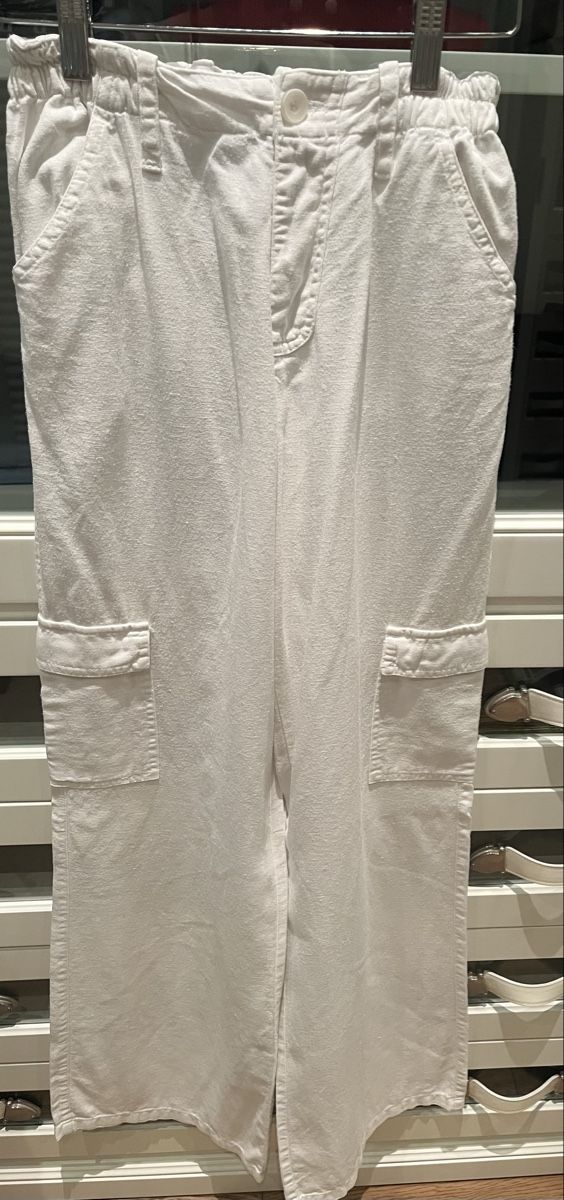 Pantaloni: Subdued white cargo linen trousers – Usato da Rüschlikon venduto da ant_5v7g