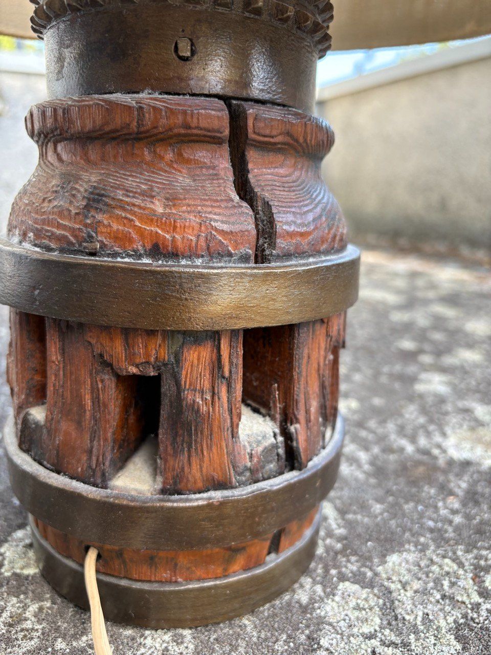 Lampes: Rustikale Vintage Tischlampe aus Wagenrad-Nabe – D'occasion à Ins par ab_80 2