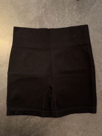 Schwarze High-Waist Ripp-Shorts (Gr. S)