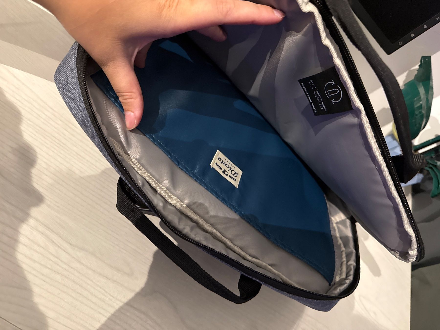 Altro in  Abbigliamento & Accessori: Laptop bag grey adjustable strap like new condition – Usato da Zürich venduto da kei_cff8 2