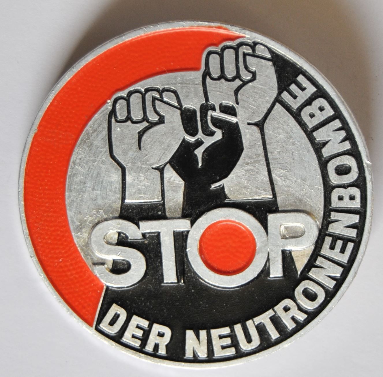 Placchette & Badge: Anstecknadel Stop der Neutronenbombe – Usato da Schaffhausen venduto da RolfMeister