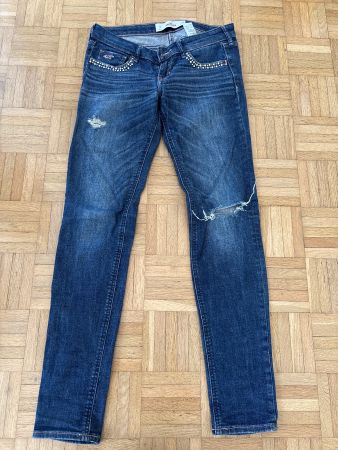 Jeans mit Steinchen von Hollister in Grösse S