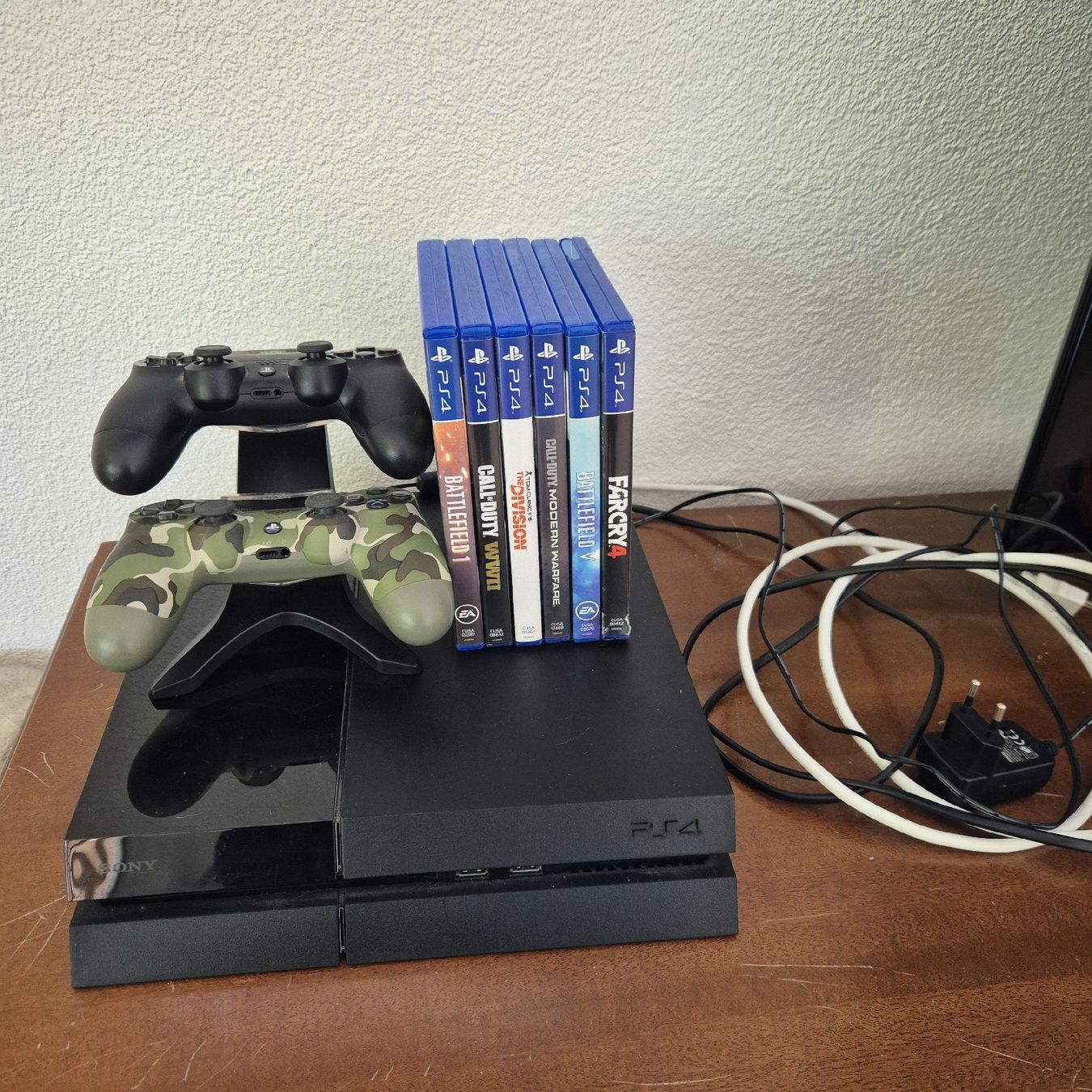 Sony Console: Sony Playstation 4 mit 2 Controller und 6 Spiele – Usato da Innertkirchen venduto da lua_v5zm