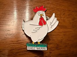 Anstecknadel Pin Chez Werni Huhn Motiv gebraucht Zustand