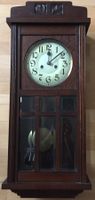 Antike Wanduhr mit Pendel, aus Holz, zu verkaufen.
