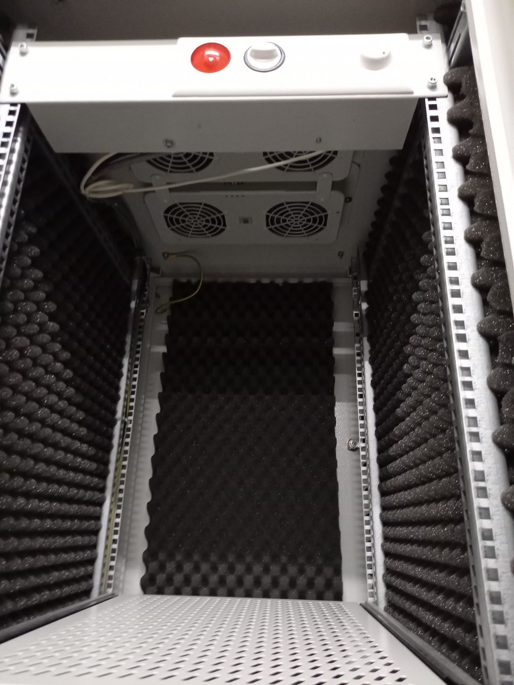 Racks & Cavalletti: RACK 19" 44HE PER STUDIO AUDIO-VIDEO, SERVER, INSONORIZZATO – Nuovo e nell'imballaggio originale da Porza venduto da alba55 3
