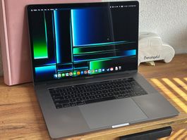 MacBook Pro 15" 2017 – i7 / 16 GB RAM / Radeon Pro 560 / 1TB