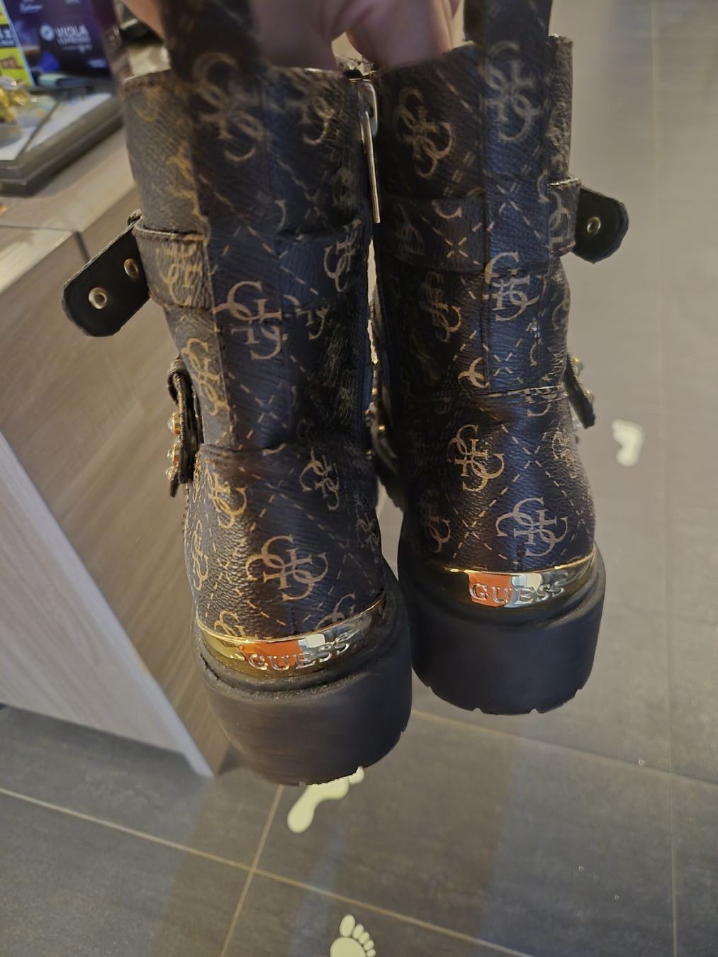 Scarpe da donna: stivali Guess usati pochissimo – Usato da Gampel venduto da ven_s5lq 1