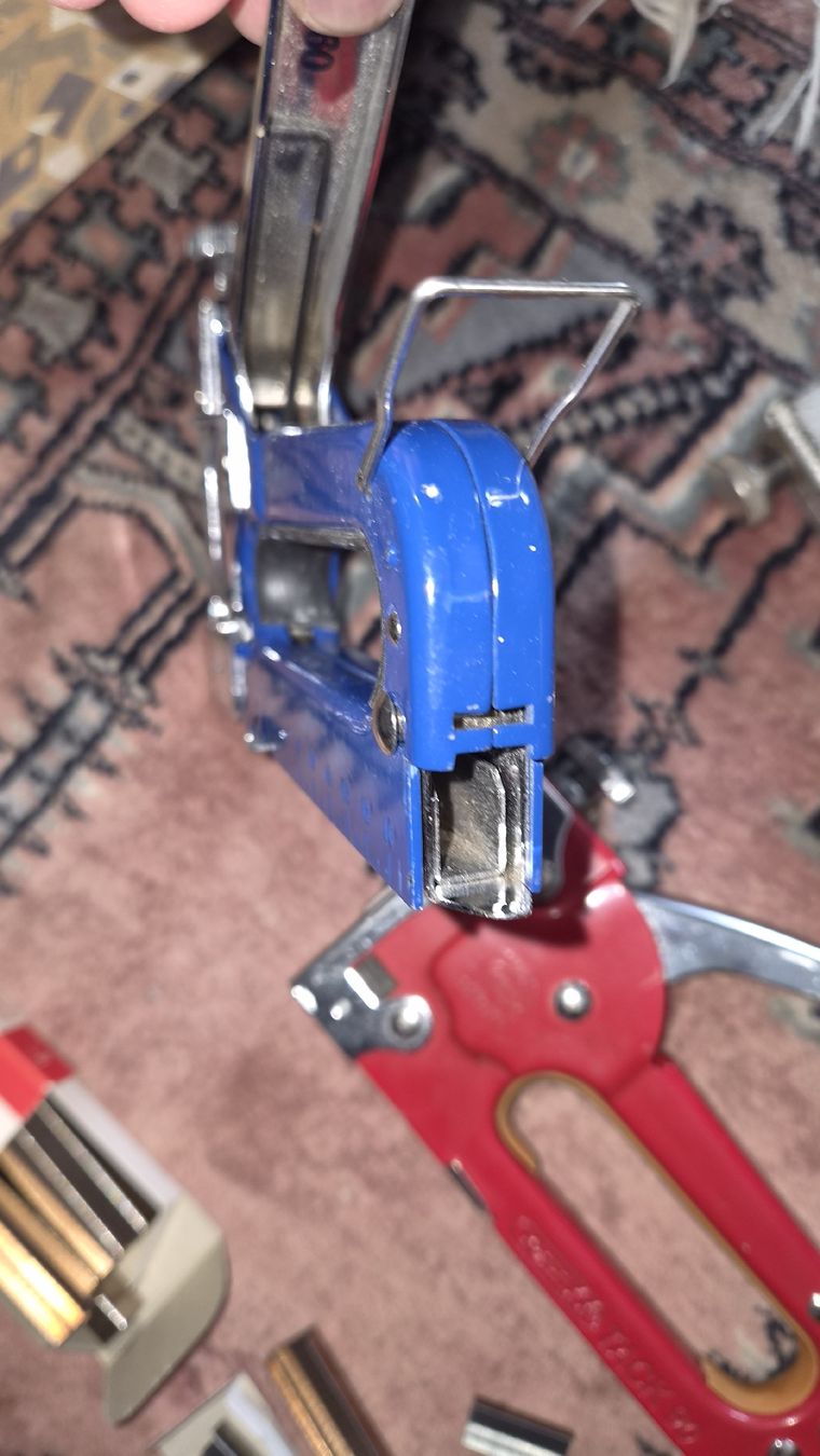 Tutti gli attrezzi: Tacker Set Handtacker diverse Klammern gebraucht – Usato da Kölliken venduto da MissesBossTop1 2