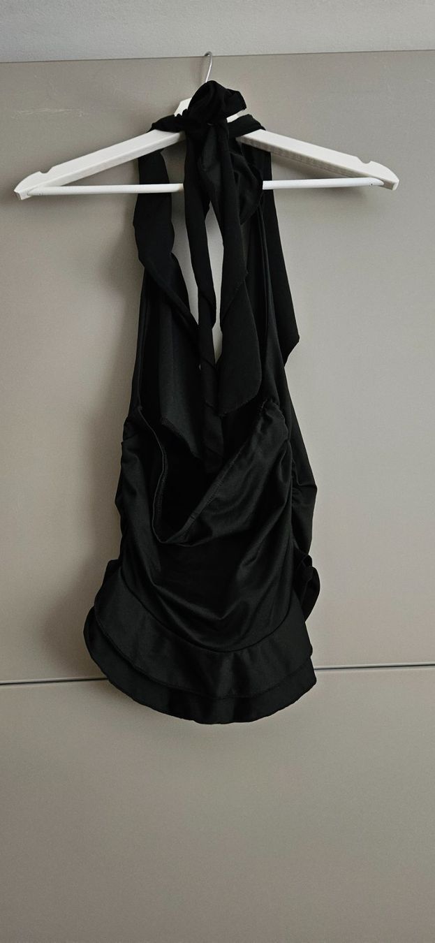 Top: Top in schwarz Neckholder und Rüschen – Usato da Birmensdorf ZH venduto da ele_mf8v 1