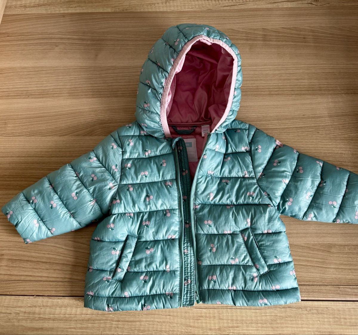 Okaidi Jacken & Mäntel: Obaibi Steppjacke Mädchen Gr 68 Cherry-Print – Gebraucht aus Pfäffikon SZ von TanVo