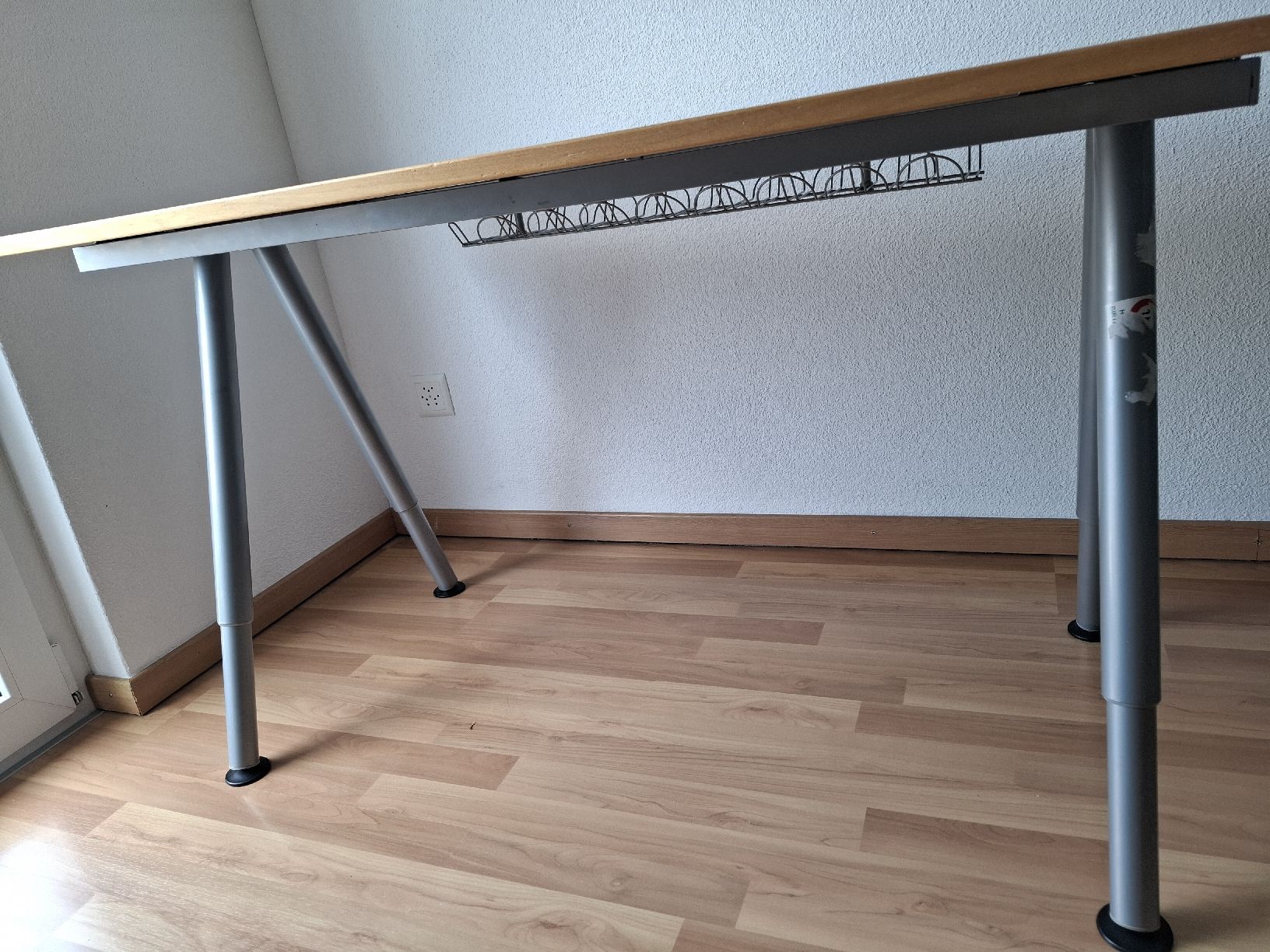 Bureaux: Schreibtisch / Kind – D'occasion à Hinwil par Ymmn 1