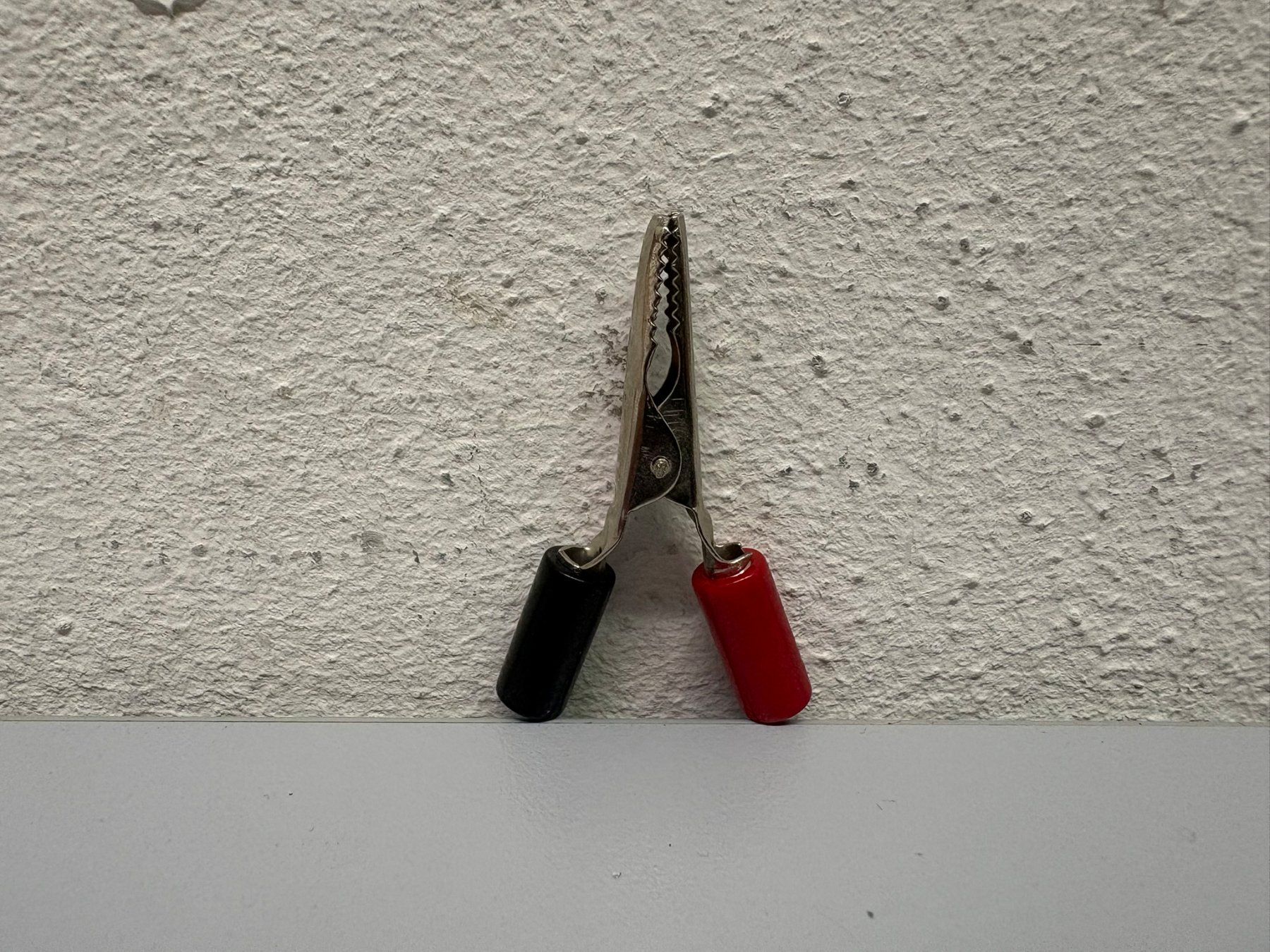 Componenti elettronici: Krokodilklemmen Stecker mit zwei Anschlüssen – Usato da Hochdorf venduto da av-electronics