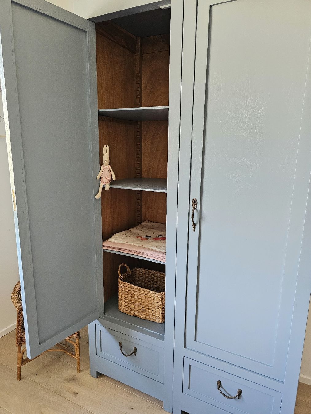 Schränke: Restaurierter Vintage Kleiderschrank  – Neu (gemäss Beschreibung) aus Genolier von kids_love_vintage 9