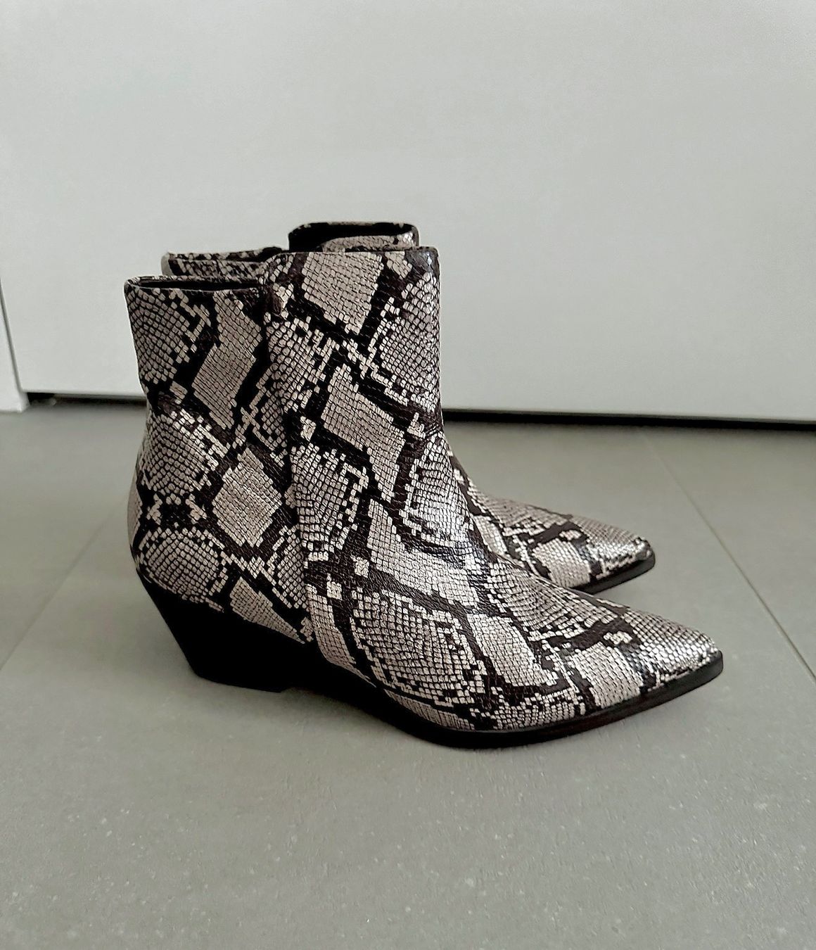 Scarpe da donna: Stiefeletten Leder Schlangenmuster, Gr. 39 – Usato da Zürich venduto da _luise_