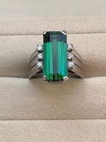 Bague or blanc orné d un tourmaline verte et diamants T 50