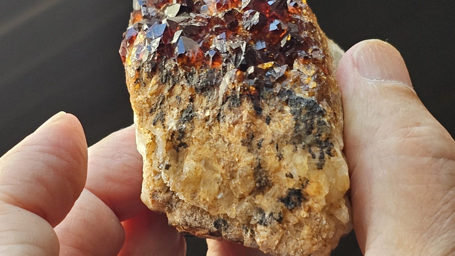 Minerali & Pietre curative: Dark Red Garnet Crystal Cluster on Matrix – Usato da St-Légier-Chiésaz venduto da nig_dk7p 4