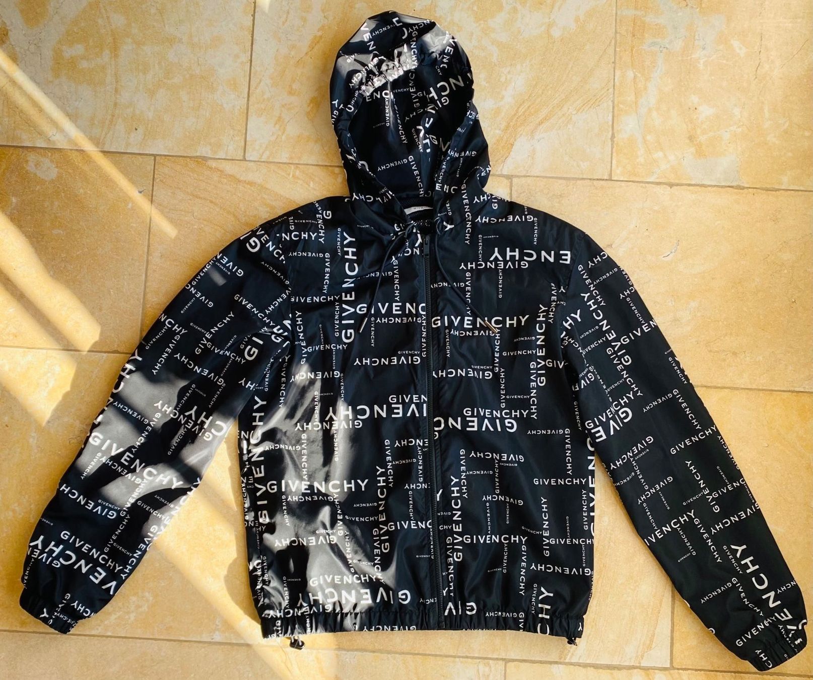 Givenchy Giacche: GIVENCHY Black All-Over Logo Windbreaker – Nuovo (secondo la descrizione) da Breitenbach venduto da lalaqu 3