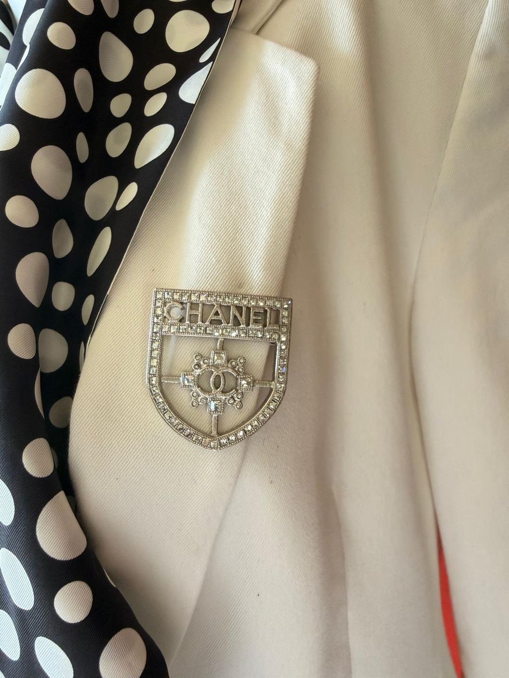Chanel Spille & Fermagli: Chanel Brosche Wappen, Rarität – Nuovo (secondo la descrizione) da Oberarth venduto da SSS. 1