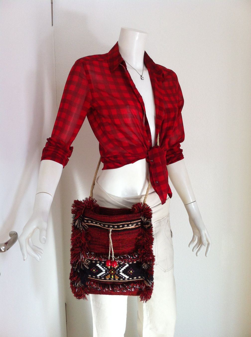 Sacs femmes: HANDGEMACHTE UKRAINISCHE TASCHE ROT – Neuf (Voir description) à Olten par Naja-Twins-Twins