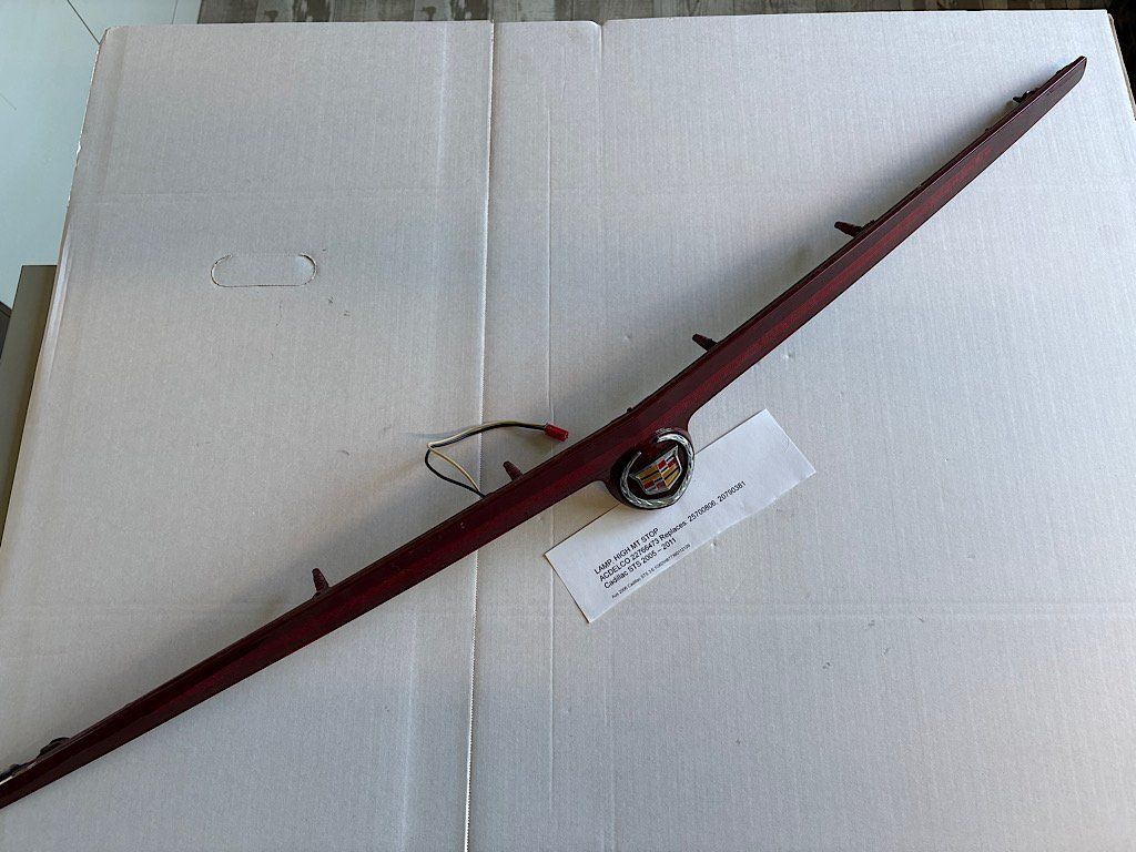 Cadillac Toutes les pièces auto: Dritte Bremsleuchte Cadillac STS 2005 – 2011 – D'occasion à Stetten AG par klappag