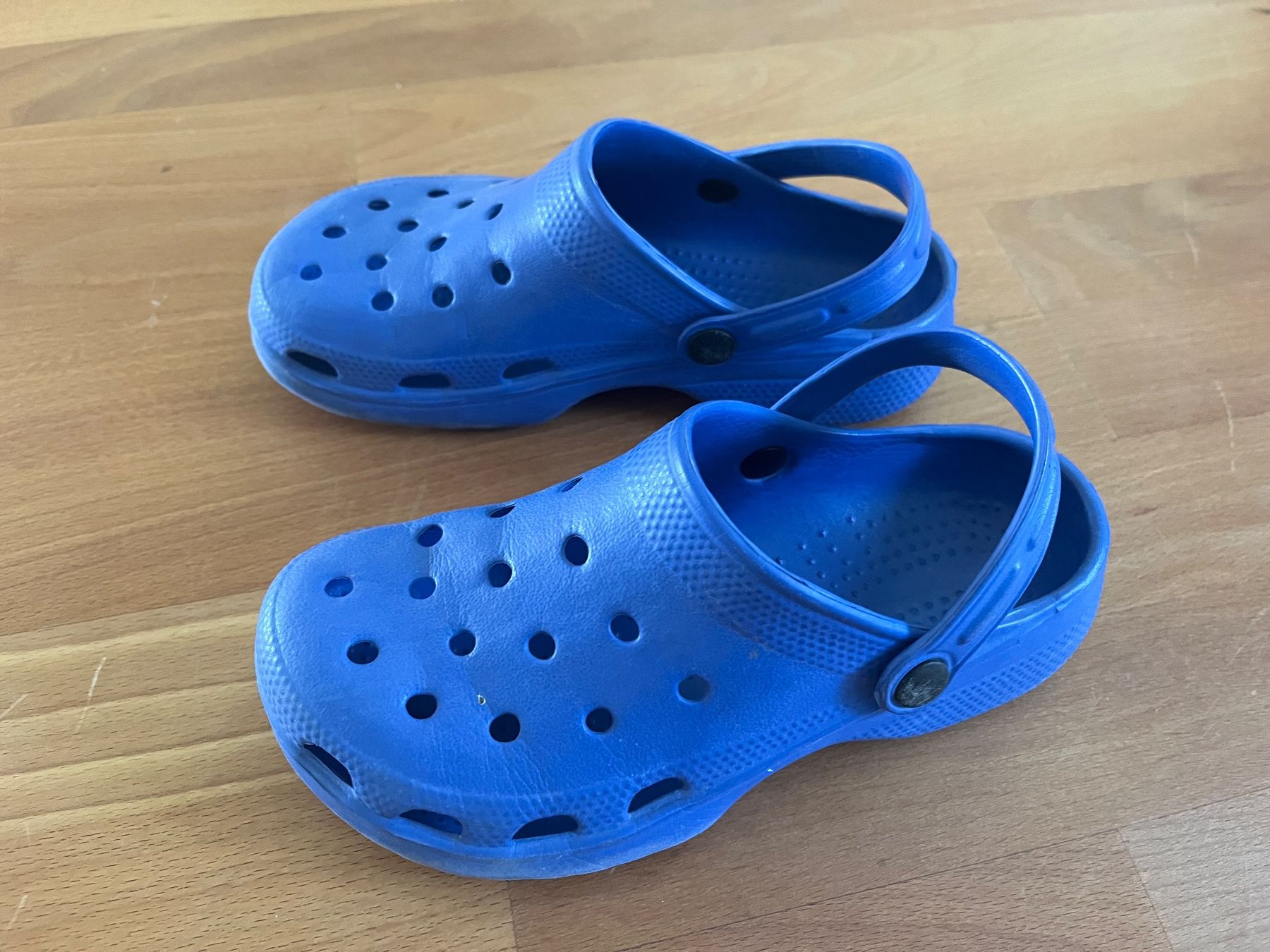 Scarpe per ragazzi: Kinder Clogs Grösse 33, blau guter Zustand – Usato da Cham venduto da knonauerstrasse