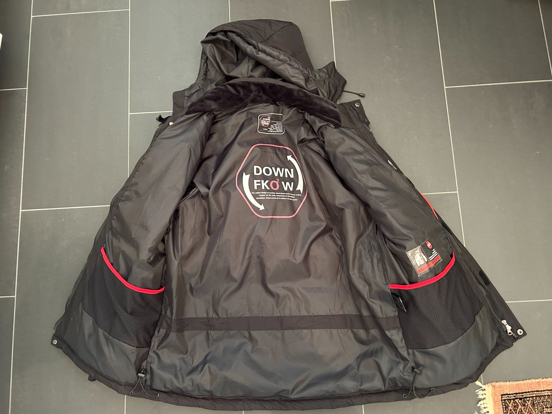 Giacche: Winterjacke schwarz mit Kapuze – Nuovo (secondo la descrizione) da Kleindöttingen venduto da swiss2307 1