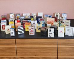42 alte Zigarettenschachteln: die perfekte Fumoir-Dekoration
